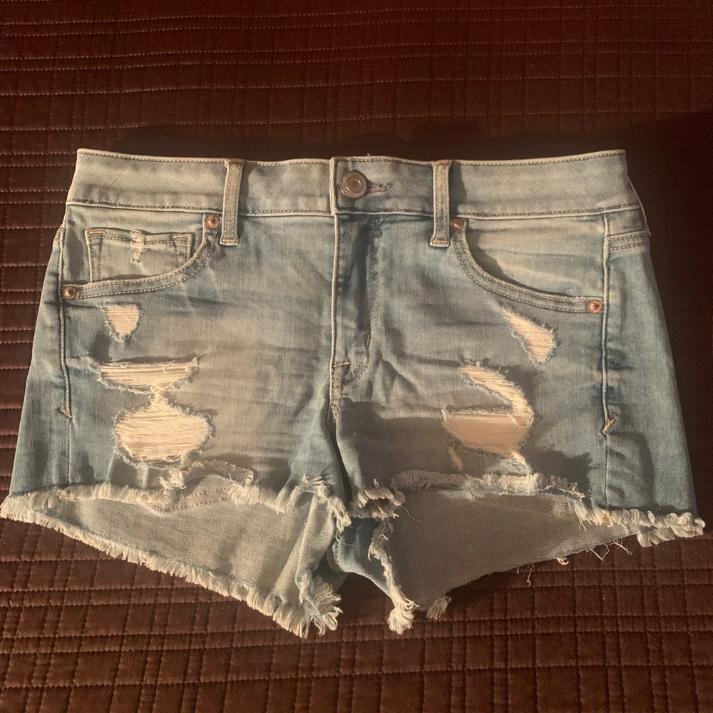 Selling American eagle 🦅 shorts In excellent condition any questions ask 💕😊